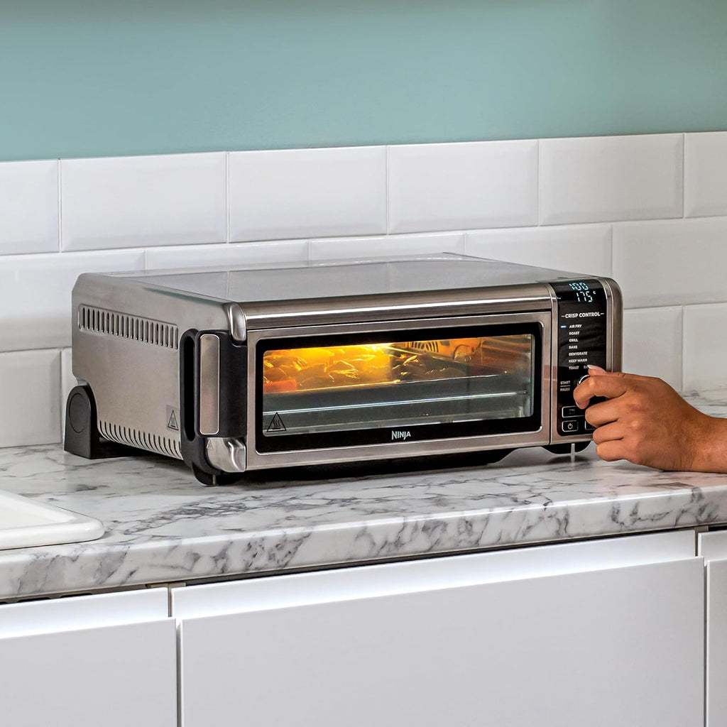 Ninja Foodi Four Multifonctions 8-en-1, Mini four portable, surfaces de travail, four multifonctions avec 8 fonctions de cuisson ; Air Fry, Rôtir, Griller, Cuire et plus encore. Argent/Noir SP101EU